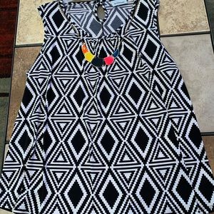 Dressy black & white tank w/ att’d chunky necklace